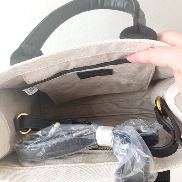 Balenciaga • Small Hardware Tote in Black & Ivory - Picture 8 of 10